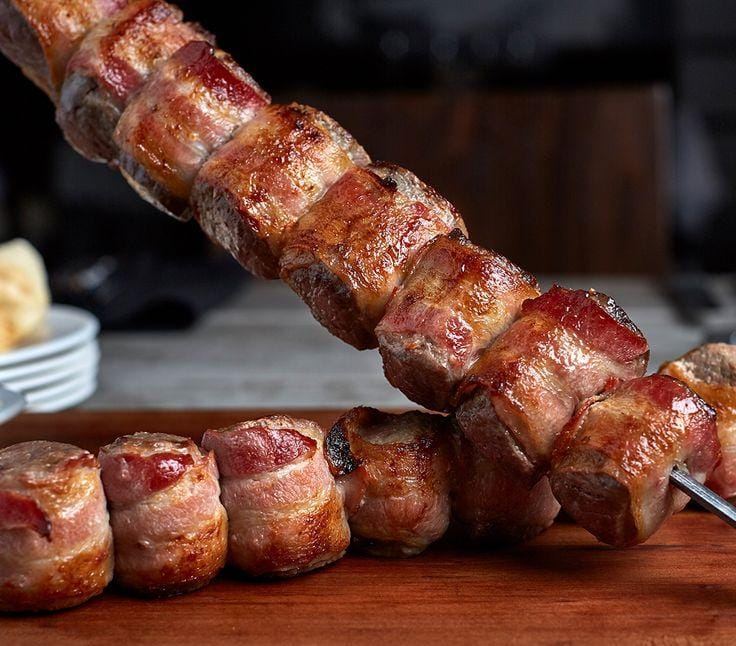 Espetinho carne com bacon